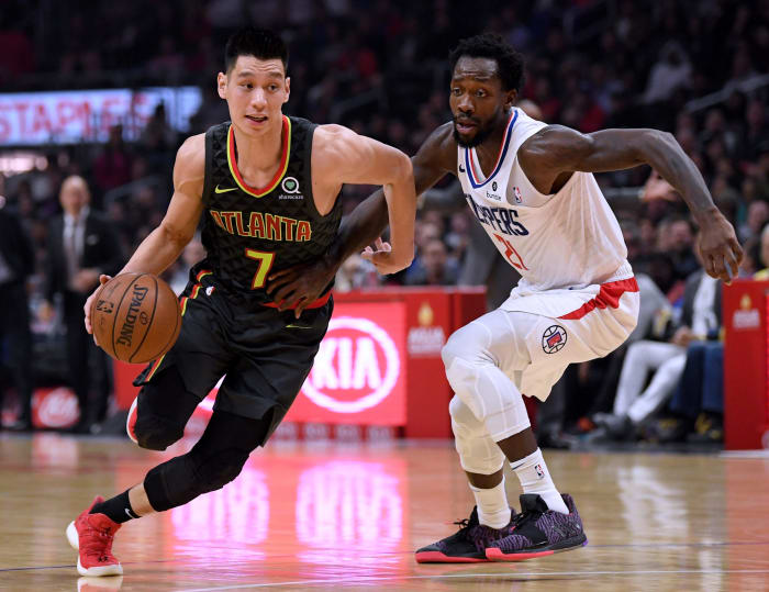 Jeremy Lin #7 of the Atlanta Hawks drives to the basket