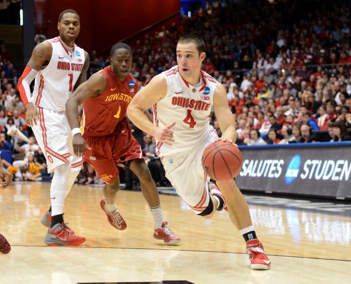 Aaron Craft dribbling the basketball during an Ohio State game.