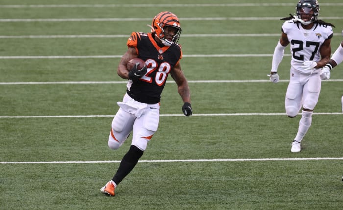 Joe Mixon runs the football for the Cincinnati Bengals.