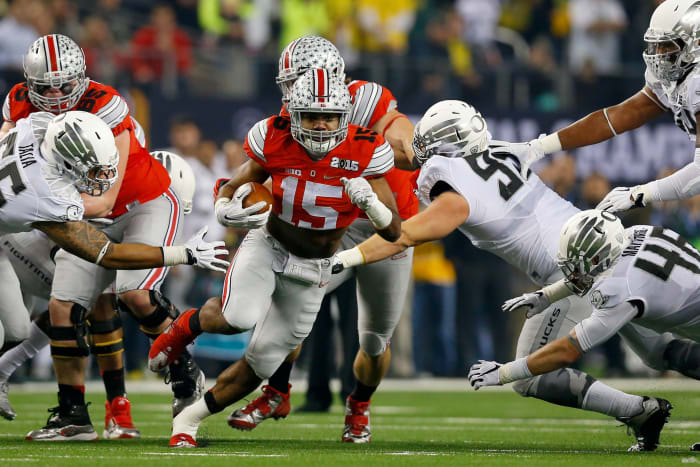 Ezekiel Elliott running the ball for Ohio State against Oregon football in the national championship.