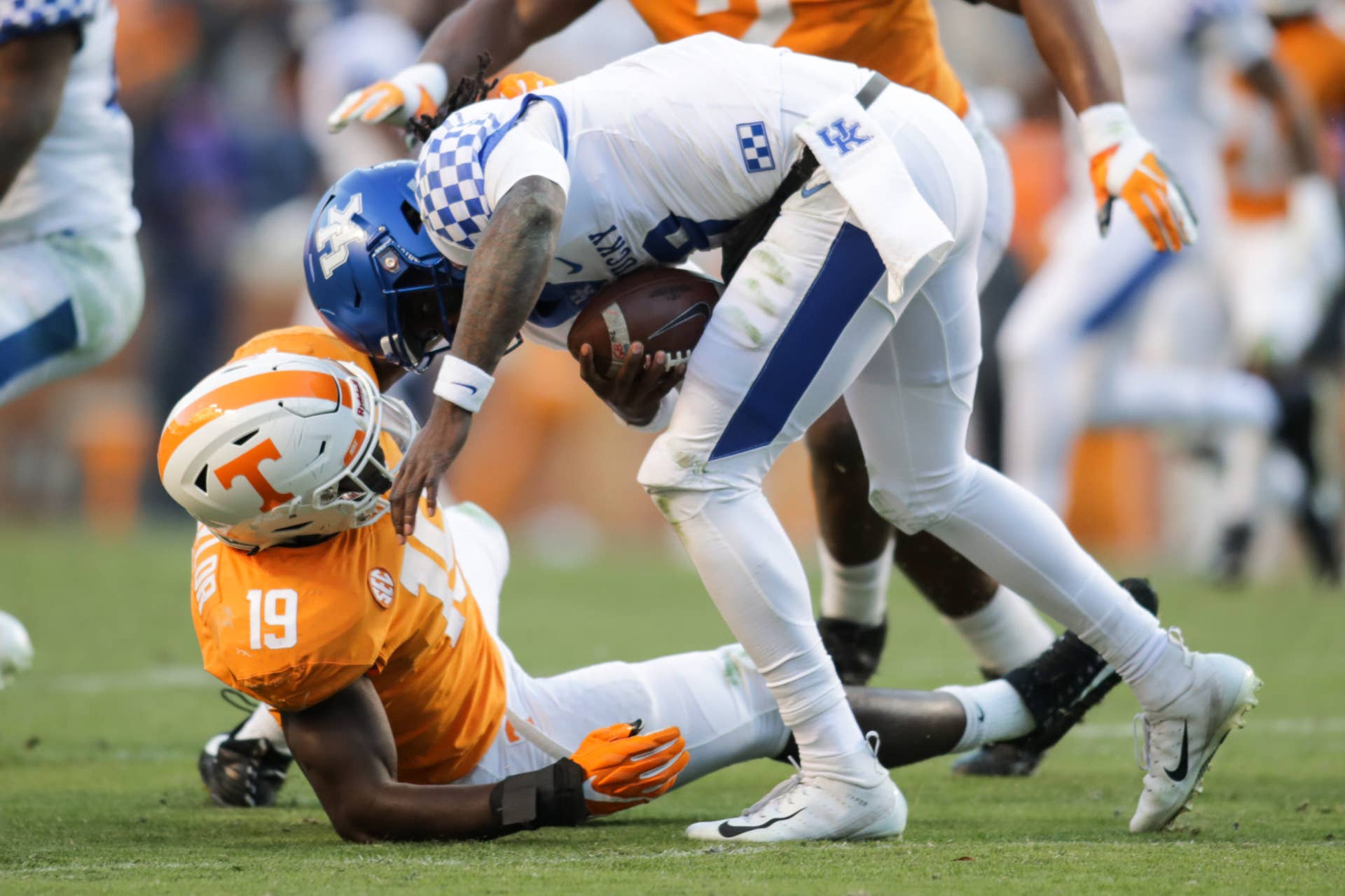 Official Collapses On Field During Tennessee Vs Kentucky Game The Spun What s Trending In 