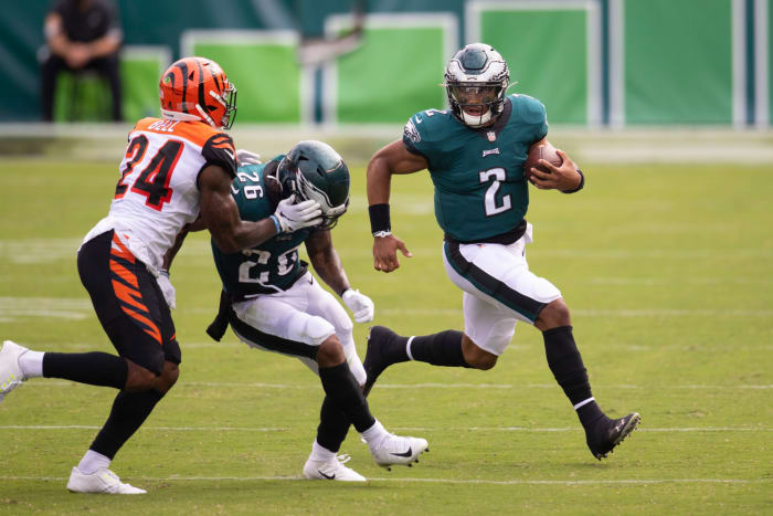 Jalen Hurts runs the football for the Eagles.