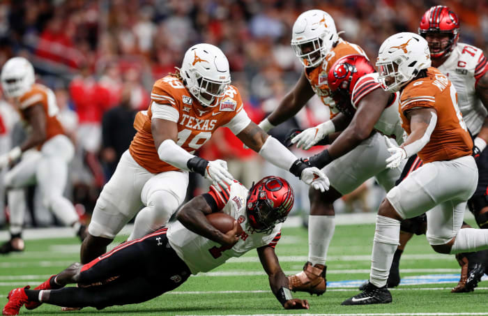Ta'Quon Graham sacks the quarterback for the Texas Longhorns.
