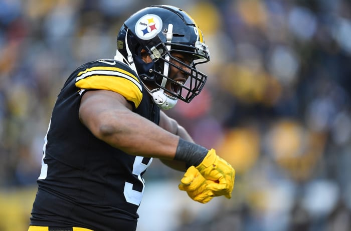 Pittsburgh Steelers defensive lineman Stephon Tuitt flexes after a play.