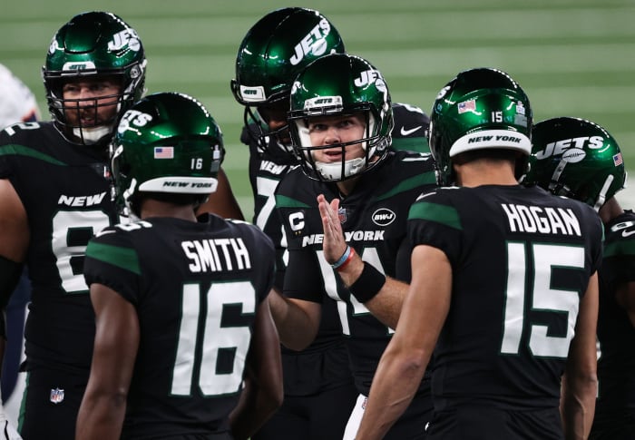 Sam Darnold with his New York Jets teammates in a huddle.