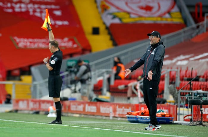 Jurgen Klopp reacts to a play.