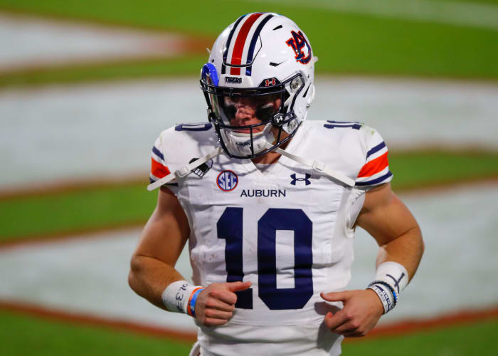Bo Nix on the field for Auburn.