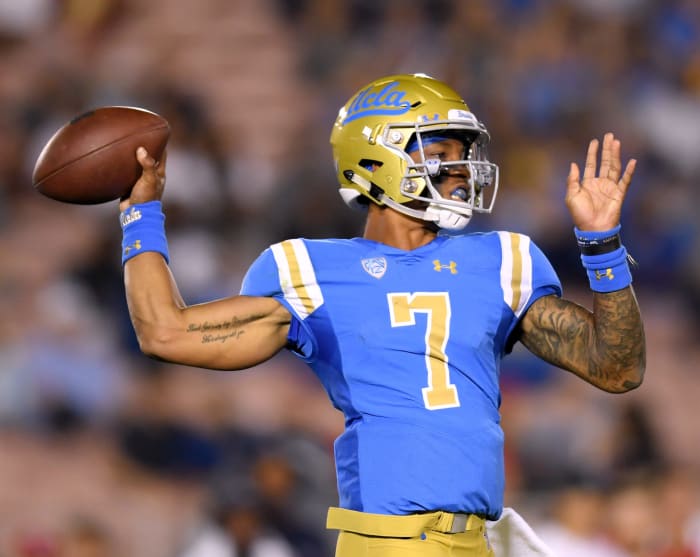 UCLA QB Dorian Thompson-Robinson throwing a pass.