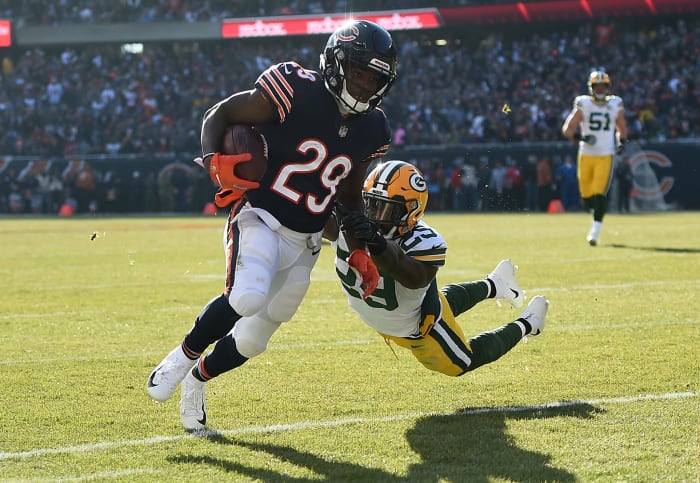 Tarik Cohen escaping a tackle.