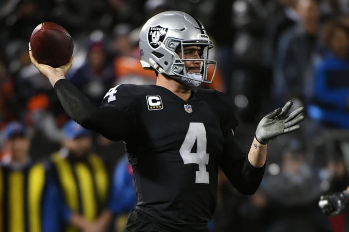 Oakland Raiders QB Derek Carr throwing a pass.