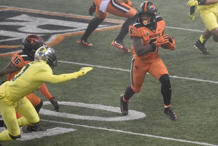 Jermar Jefferson runs for Oregon State.
