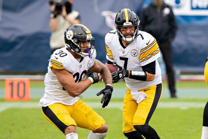 Ben Roethlisberger fakes a handoff to James Conner