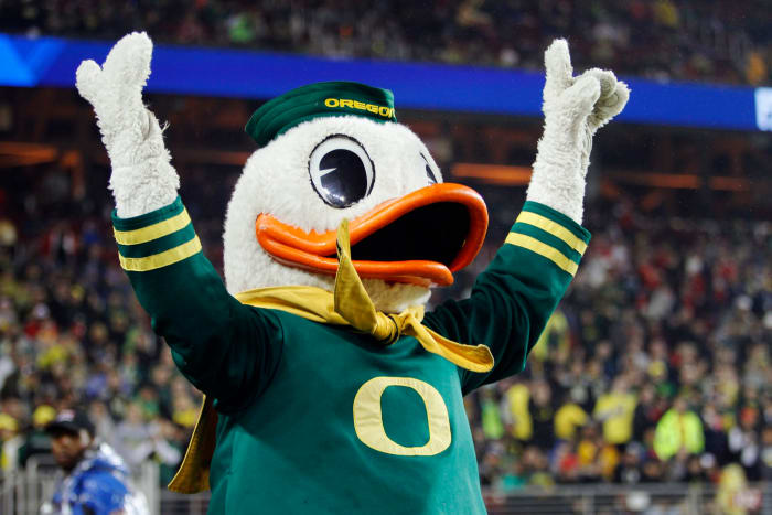 Look: Photo Of Oregon's Mascot At Ohio State Going Viral - The Spun