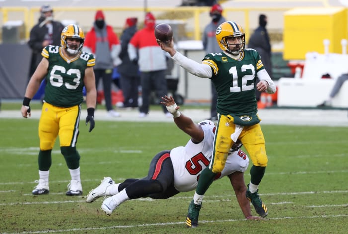 Aaron Rodgers throws the ball against the Bucs.