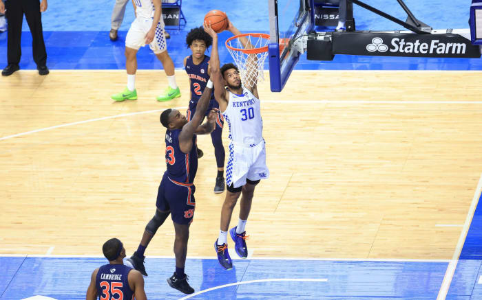Olivier Sarr #30 of the Kentucky Wildcats dunks the ball