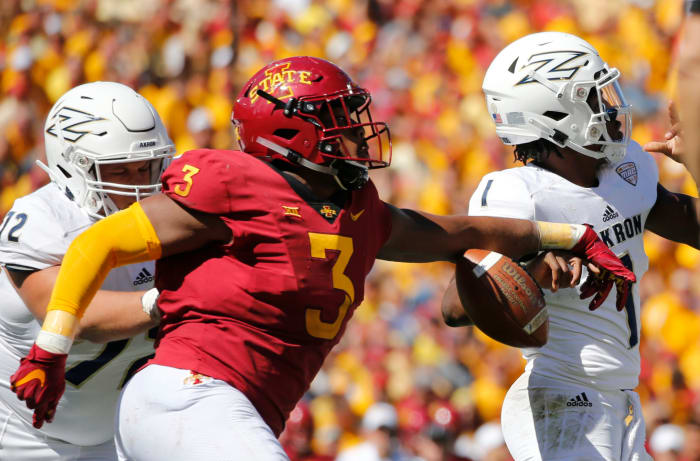 JaQuan Bailey rushes the passer.