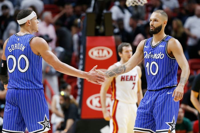 Aaron Gordon and Evan Fournier hi-fiving.