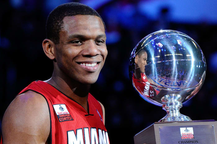 James Jones holding the NBA 3-Point Contest trophy.