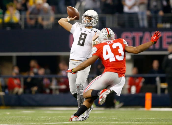 Marcus Mariota throwing the football.