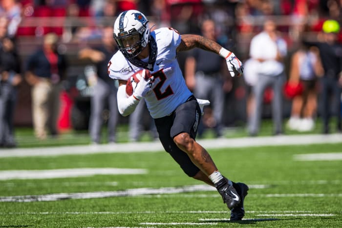 Tylan Wallace runs a route.