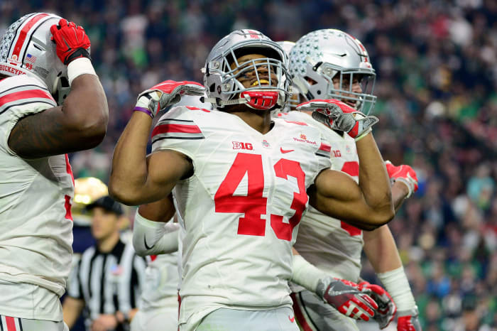 Darron Lee celebrating during an Ohio State football game.