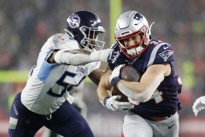 Titans linebacker Rashaan Evans makes a tackle.