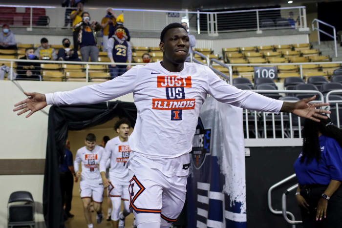 Illinois basketball star Kofi Cockburn runs onto the court at the NCAA Tournament.
