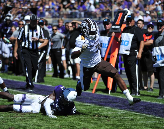 Western Michigan WR D'Wayne Eskridge scores a touchdown against Northwestern. He's expected to be a solid 2021 NFL Draft prospect.