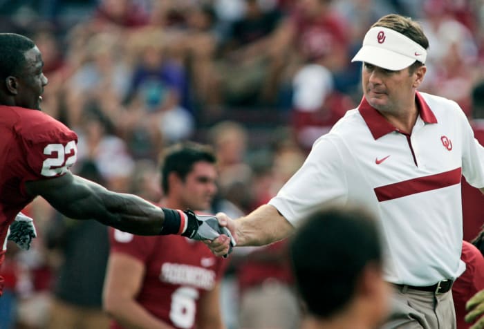 Bob Stoops shaking hands with Roy Finch.