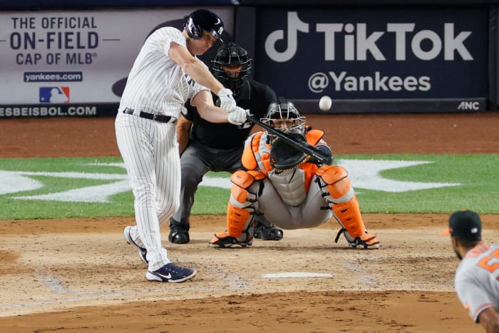 Jay Bruce swings at a pitch for the Yankees.