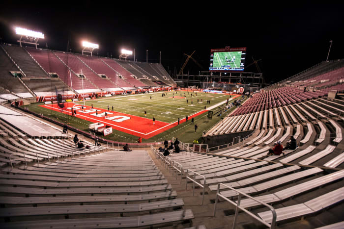 Members of the Utah Utes and the USC Trojans warm up
