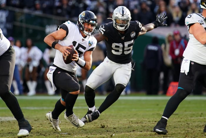 Dion Jordan attempts to tackle Gardner Minshew.