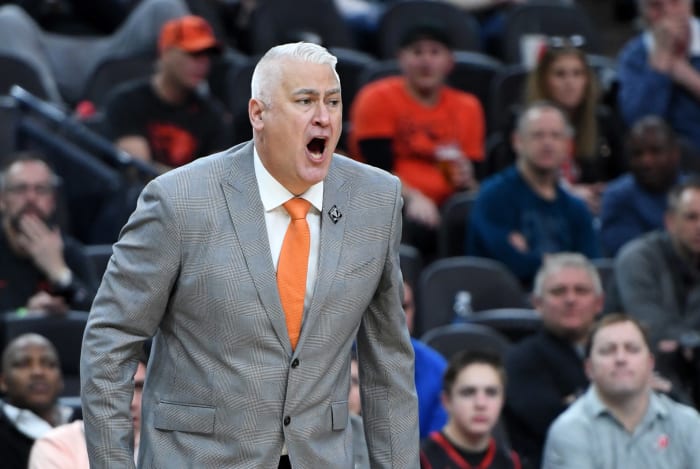 Oregon State basketball coach Wayne Tinkle yeling during a game.