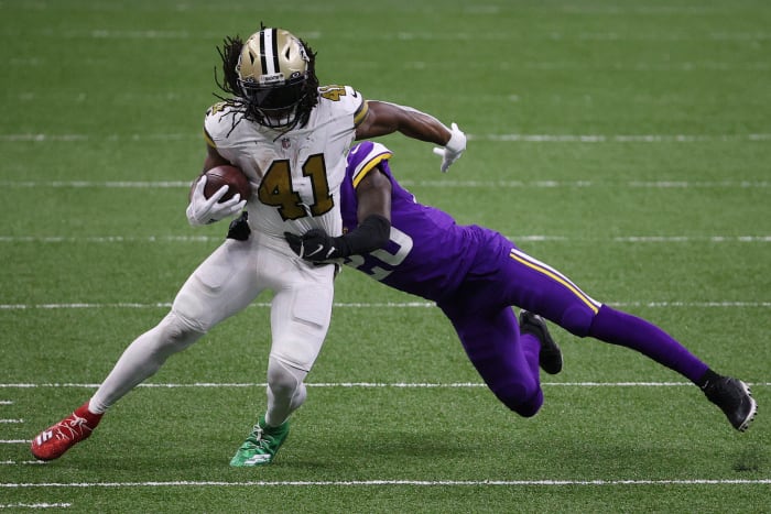 Alvin Kamara running with the ball for the Saints.