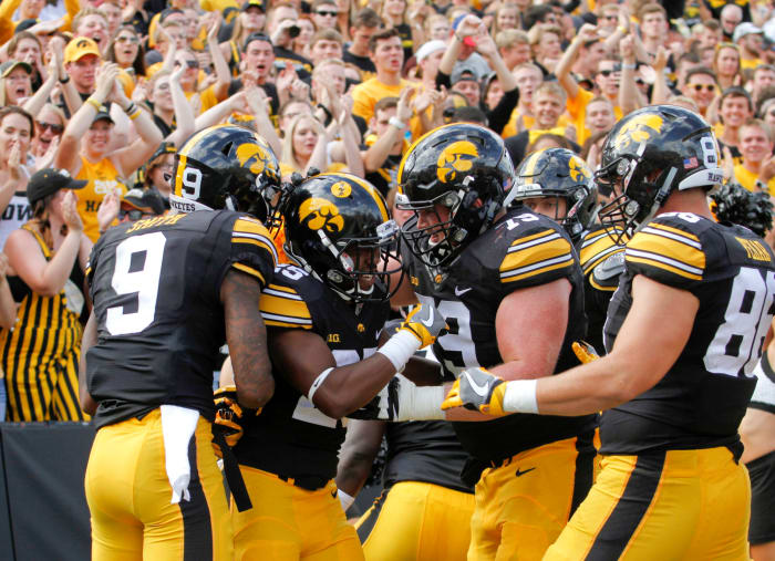 Akrum Wadley celebrates a touchdown with his teammates.