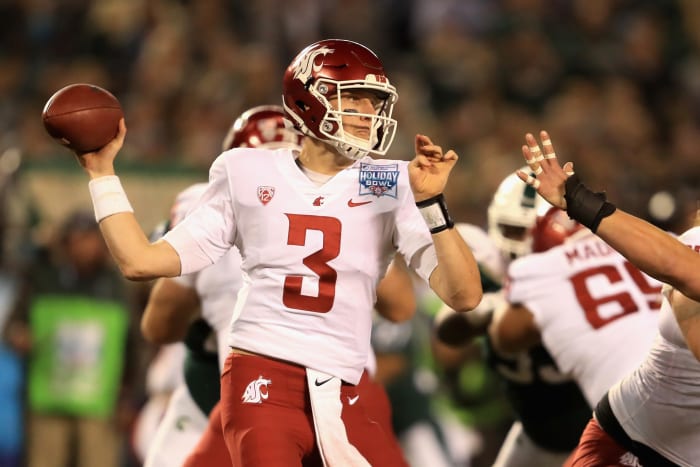 Tyler Hilinski tosses a pass.