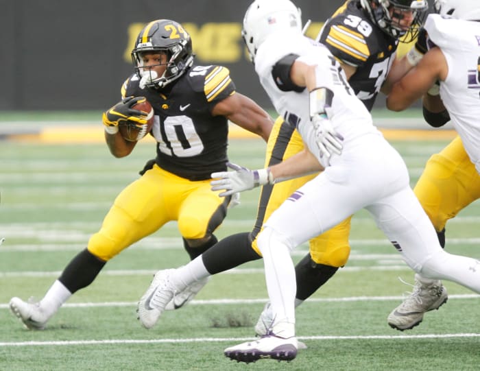 Mekhi Sargent runs for Iowa football.