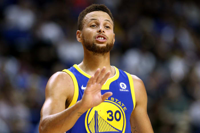 Steph Curry talking to his teammates.