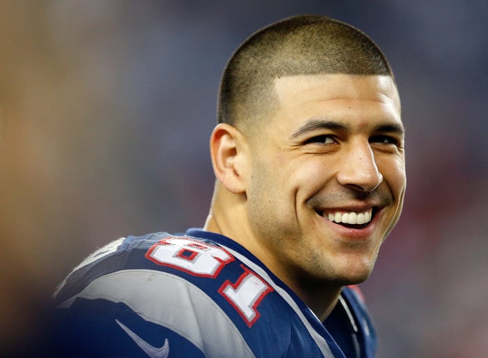 aaron hernandez sourit sur le terrain lors d'un match contre les patriotes