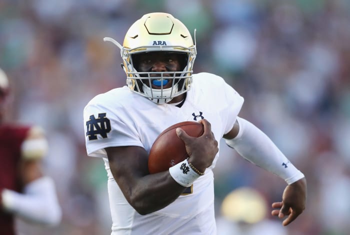 Brandon Wimbush running the ball for Notre Dame.
