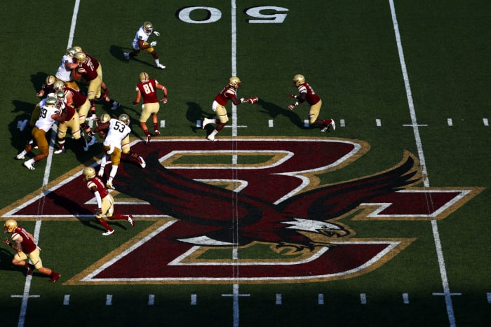 Boston College's QB handing off the ball to the running back.