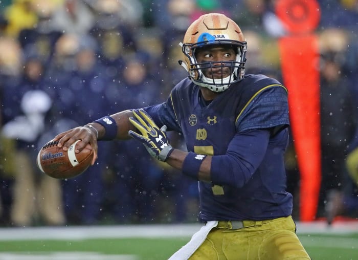 Brandon Wimbush throwing the ball for Notre Dame.