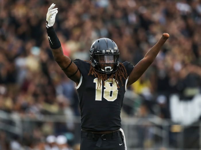 Shaquem Griffin raising his arms.