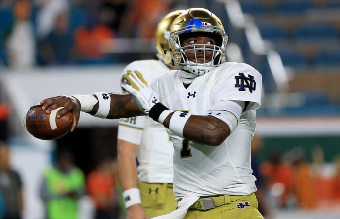 Brandon Wimbush throwing the ball for Notre Dame.