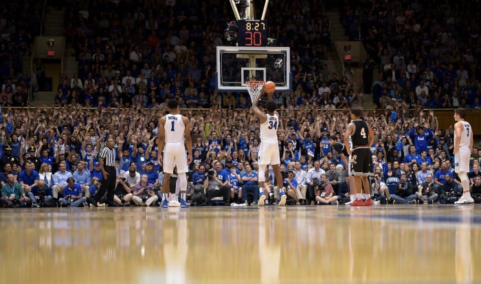 Wendell Carter shoots a free throw.