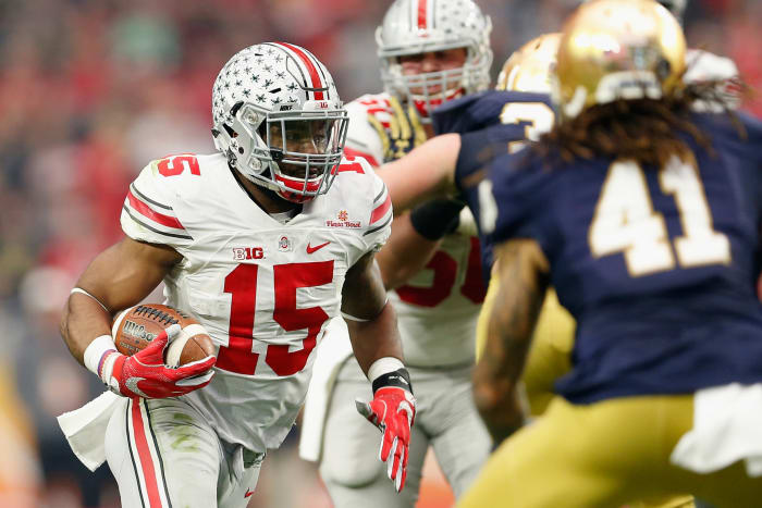 Ezekiel Elliott running the ball for Ohio State.