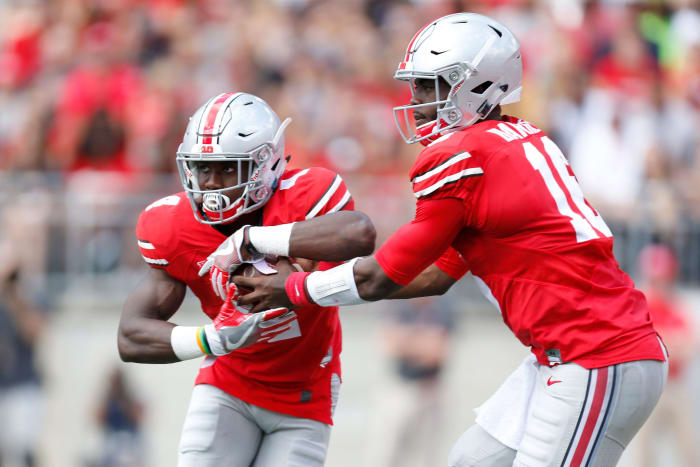 J.T. Barrett handing the ball off to Curtis Samuel.