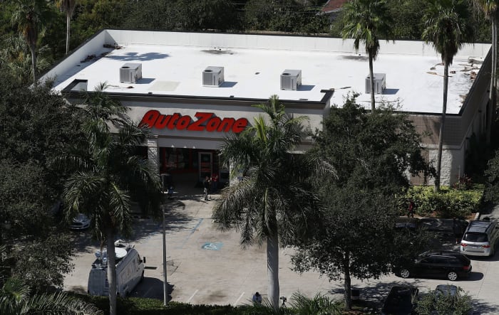 A picture of an AutoZone.