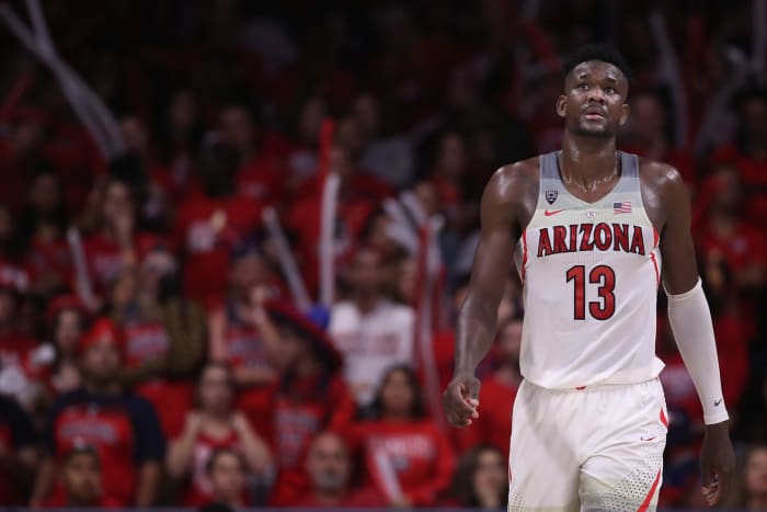 Deandre Ayton walks up the court.