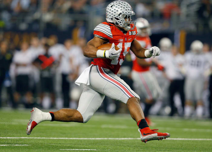 Ezekiel Elliott running the ball for Ohio State.